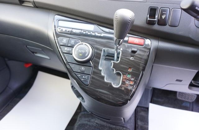 TOYOTA ISIS PLATANA
